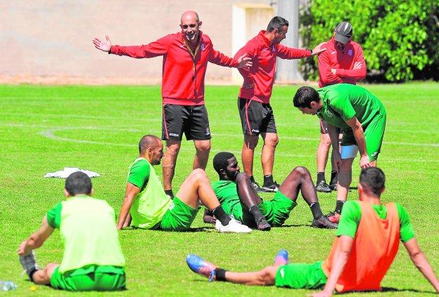 El técnico Alberto Monteagudo, en una sesión de trabajo con el Cartagena. / antonio gil / agm