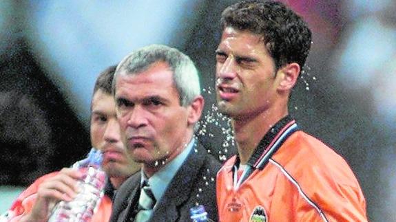 Gerard, junto a Cúper e Ilie, en la final de la Champions que jugó con el Valencia./REUTERS