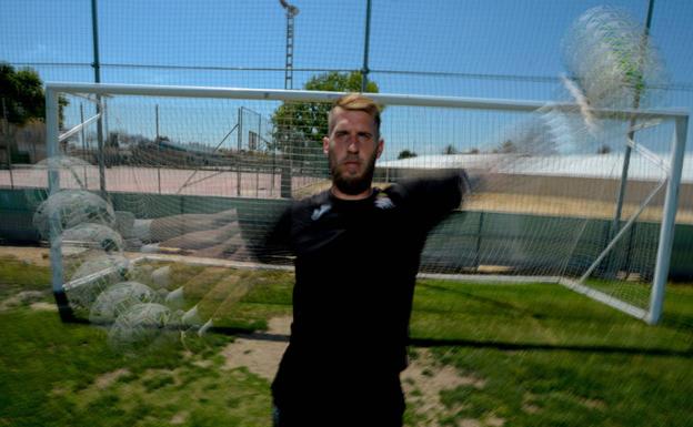 Limones, ayer, en el campo de fútbol de Dolores de Pacheco./ANTONIO GIL/ AGM