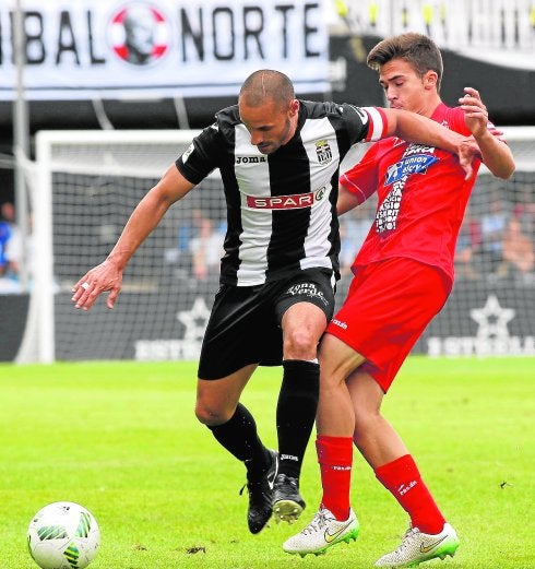 Ceballos, frente al Alcoyano, en el pasado 'playoff' de ascenso.