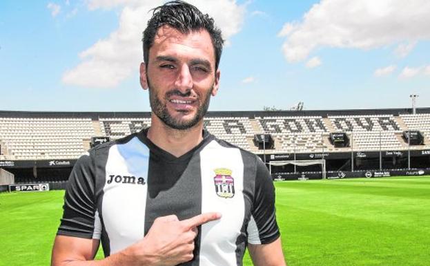 Chavero posa con la camiseta del Cartagena, ayer en el Cartagonova.