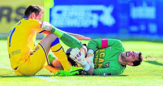 Biel Ribas recibe una patada de David Rodríguez en el último UCAM-Alcorcón.