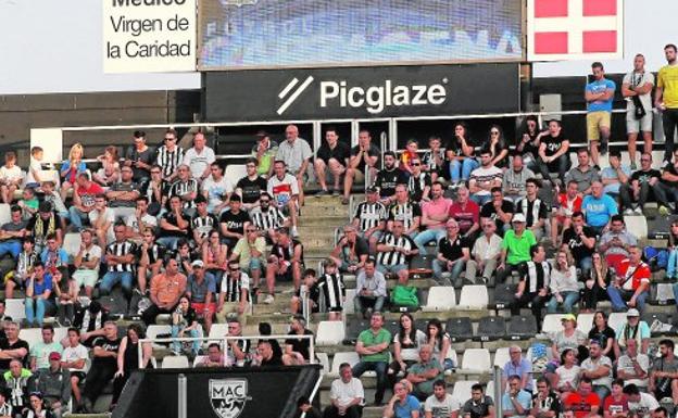 Aficionados del Cartagena siguiendo el último partido en casa del año ante el Barça B.