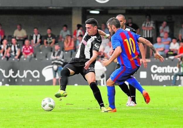 Cristo y Ceballos, los dos albinegros que han renovado su contrato durante este verano, en el partido ante el Barça B.