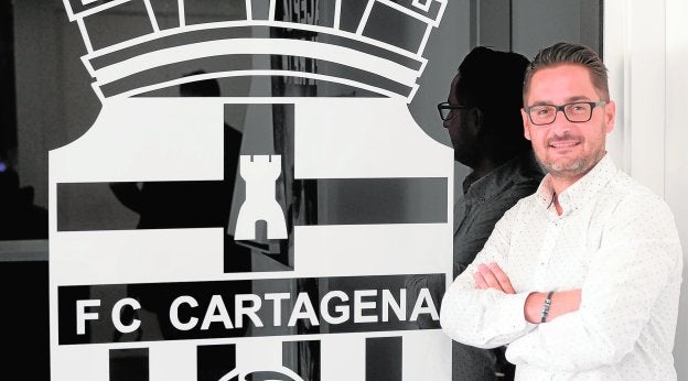 Belmonte posa para 'La Verdad', en la oficina del Cartagonova.