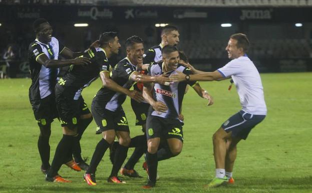 Jesús Álvaro celebra con sus compañeros el gol de la victoria.