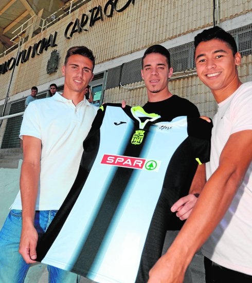 Morros, Josua Mejías y Farisato, ayer en la puerta del Cartagonova.