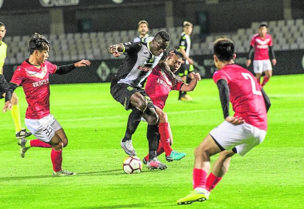 Moussa, rodeado de rivales, en el primer tiempo del partido de anoche ante el Meizhou/J. M. Rodríguez / AGM