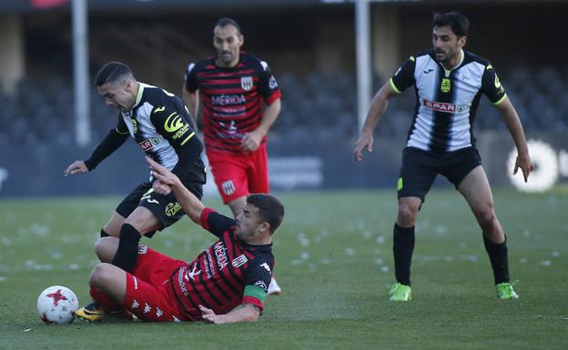 Lance del partido entre el Efesé y el Mérida en el Cartagonova./J. M. Rodríguez / AGM