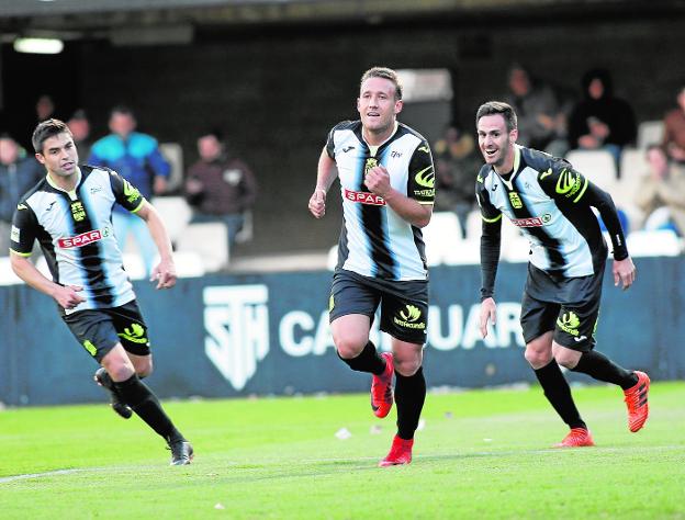 Aketxe corre delante de Rubén Cruz y Jesús Álvaro tras marcar el primer gol ante el Jumilla, el pasado sábado./J. M. Rodríguez
