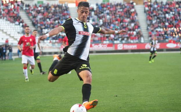 Hugo Rodríguez saca un centro en el derbi del pasado domingo./Javier Carrión / AGM