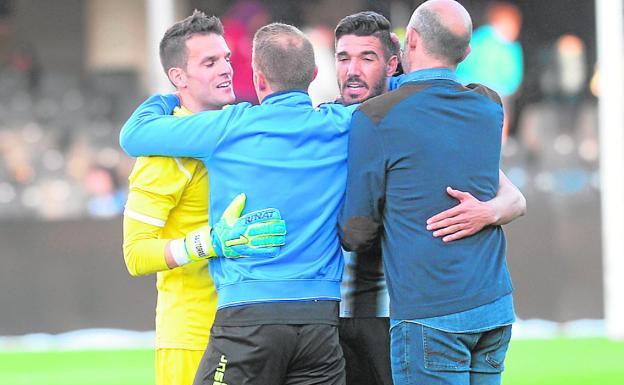 Pau Torres, Aketxe, Moisés y el técnico Alberto Monteagudo se abrazan al finalizar el encuentro./Antonio Gil /AGM