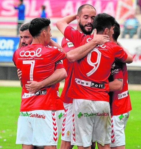 Los jugadores del Real Murcia celebran un gol en el partido ante El Ejido.