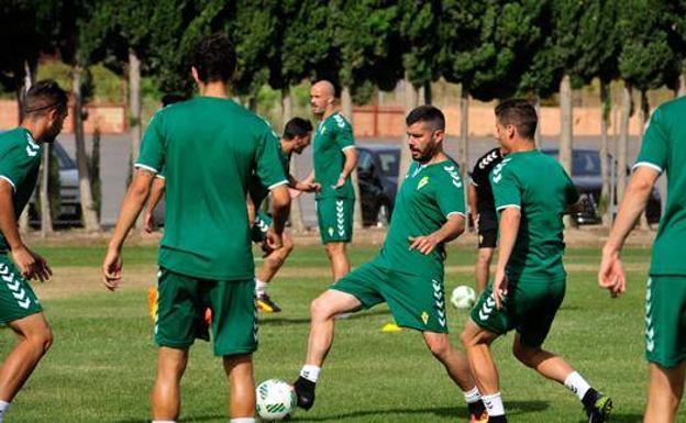 Los jugadores del Real Murcia, durante una sesión de entrenamiento/V. Vicéns / AGM