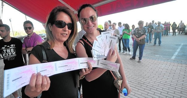 Buen ritmo. Seguidoras del Real Murcia, en la tarde de ayer, tras comprar las entradas para el choque del próximo domingo ante el Pontevedra.