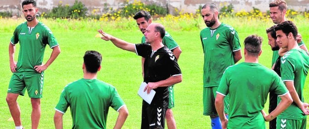 Vicente Mir da instrucciones a sus hombres en un entrenamiento. / vicente vicens / agm