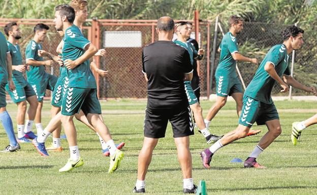 Vicente Mir observa a sus hombres durante un entrenamiento en Cobatillas.