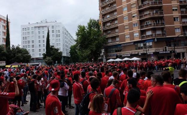 Miles de aficionados granas, en Valencia este domingo. /@realmurciacfsad