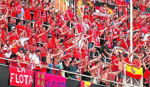 Los aficionados del Murcia, el pasado domingo, en el campo de Mestalla.