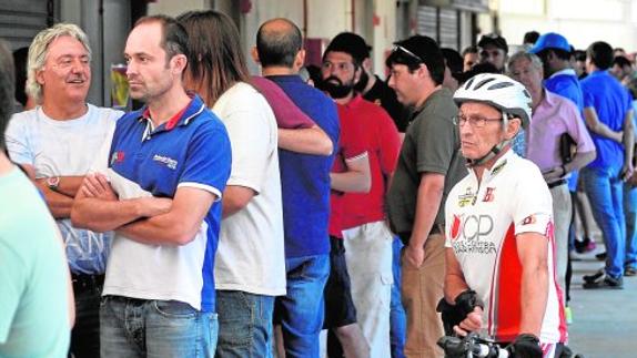 Colas, ayer, en las taquillas de la Nueva Condomina.