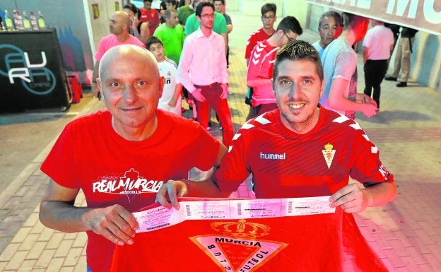 Aficionados del Murcia, anoche, con sus entradas, junto a las taquillas de NC./Edu Botella / AGM