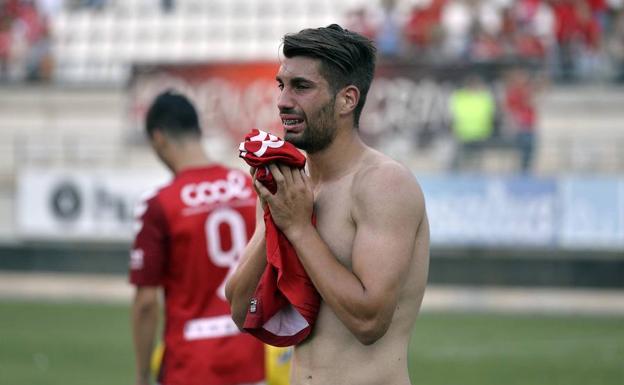 Josema, defensa del Real Murcia, llorando tras el partido.