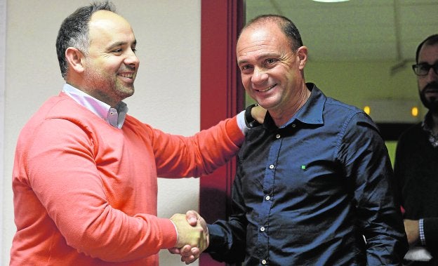 Primera etapa. Deseado Flores y Vicente Mir, el día de la presentación del técnico valenciano como entrenador grana. /Guillermo Carrión / AGM