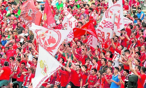 Aficionados del Real Murcia animan al equipo en un partido de la temporada pasada./Javier Carrión / AGM