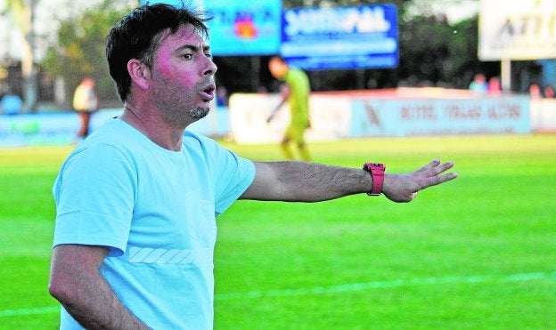 Sanlúcar dirige un partido del Villanovense esta temporada. /HOY