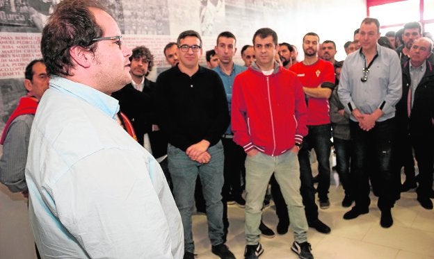Raúl Moro se dirige a los presidentes de las peñas y los accionistas oro y plata, en la inauguracion del muro de la salvacion que homenajea a quienes compraron acciones en la ultima ampliacion, en una imagen del pasado mes de marzo./Juan Carlos Caval / AGM