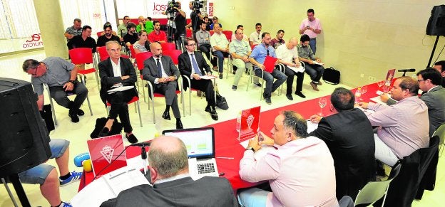 La junta de accionistas celebrada en la Nueva Condomina, ayer./Vicente Vicens / AGM