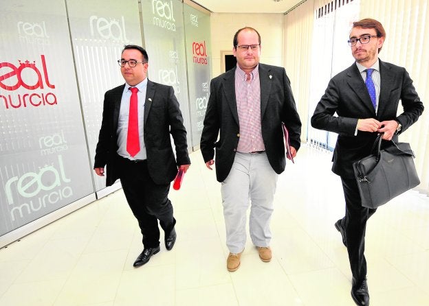 Miguel Martínez, Raúl Moro y Gonzalo Samper, antes de la Junta de ayer.