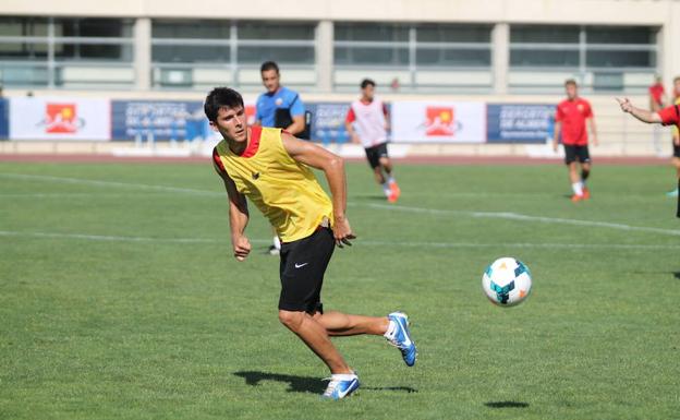 Abel Molinero en un entrenamiento en su etapa con el Almería.