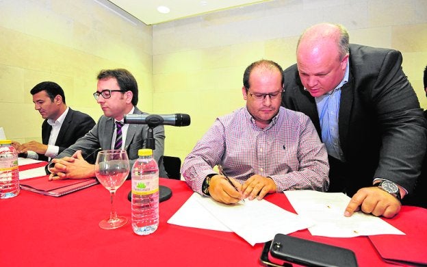 Moro, junto a sus consejeros, en la última junta.