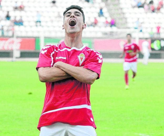Arturo celebra un gol durante su etapa en el Real Murcia.
