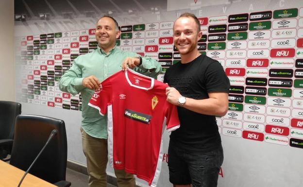 Isi posa con la camiseta del Real Murcia junto a Deseado Flores.