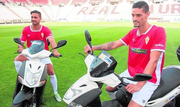 Forniés y Chamorro, ayer, tras ser presentados como nuevos jugadores del Real Murcia.
