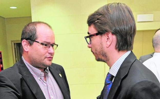Raúl Moro y Gonzalo Samper se saludan antes de la Junta de Accionistas celebrada el 23 de junio.