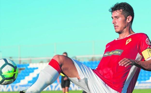 Armando, con el brazalete de capitán, en el amistoso ante el Lorca FC.