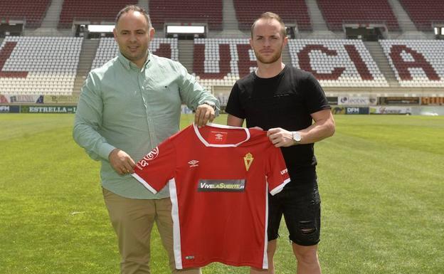 Deseado Flores e Isi, el pasado mes de julio, tras firmar la renovación con el Real Murcia.