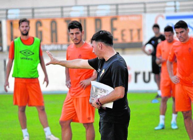 Sanlúcar imparte órdenes en un entrenamiento de este verano.