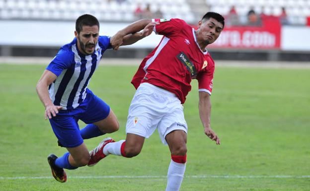 Fede Vega en un lance del partido contra el Écija Balompié.