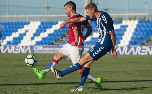 Disputa de balón en el Real Murcia - Écija del pasado viernes.