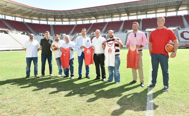 Parte de la directiva del Myrtia, con Contreras y Moro, el técnico Quini García y antiguos jugadores del club de 'basket'.