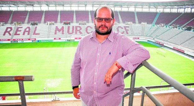 Raúl Moro, ayer, en uno de los palcos privados de la Nueva Condomina.