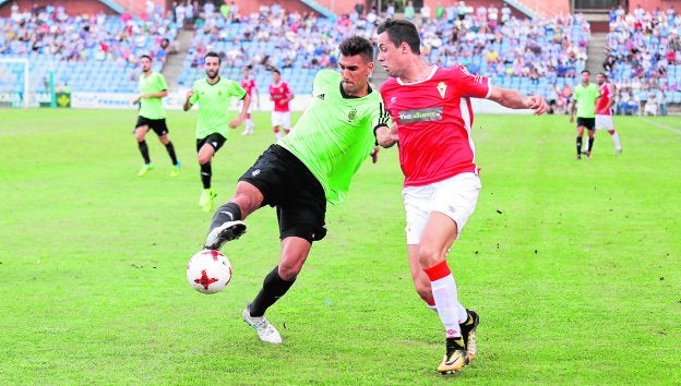 Pedro Martín intenta arrebatar el esférico a un rival en el choque en Huelva.