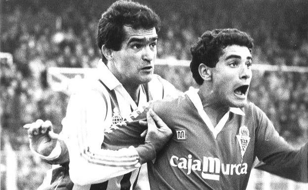 Manolo, con la camiseta grana, defendido por un jugador del Recreativo, el 23 de diciembre de 1985.