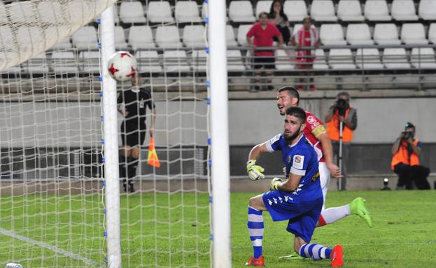 Víctor Curto bate a Jiménez en uno de sus tres goles.