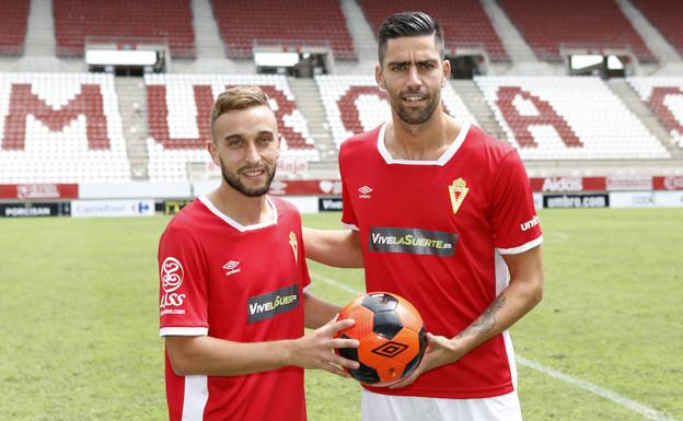 Jordan Domínguez y David Mateos con su nueva camiseta.