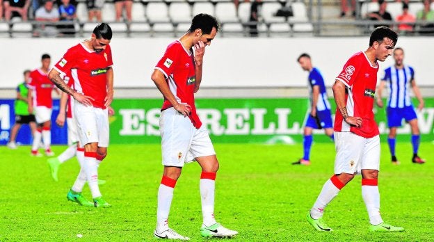 Chamorro, Álex Ortiz y Elady se retiran cabizbajos del campo, tras perder en la primera jornada ante el Écija.